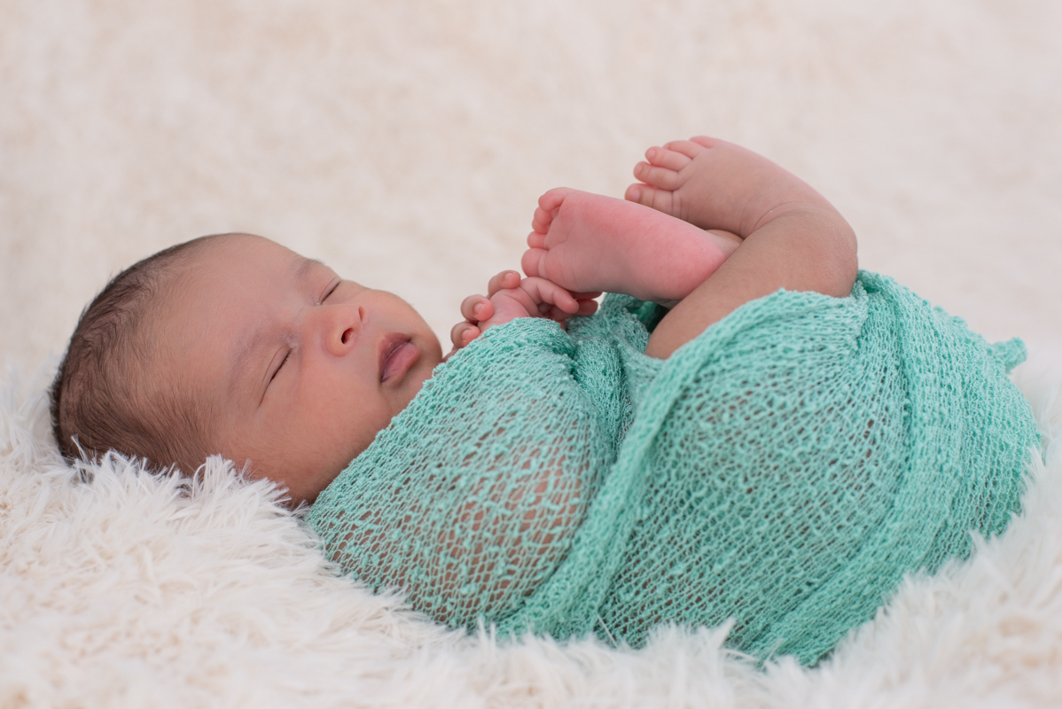 CT newborn photography
baby wrap
photo at home
newborn photographer CT