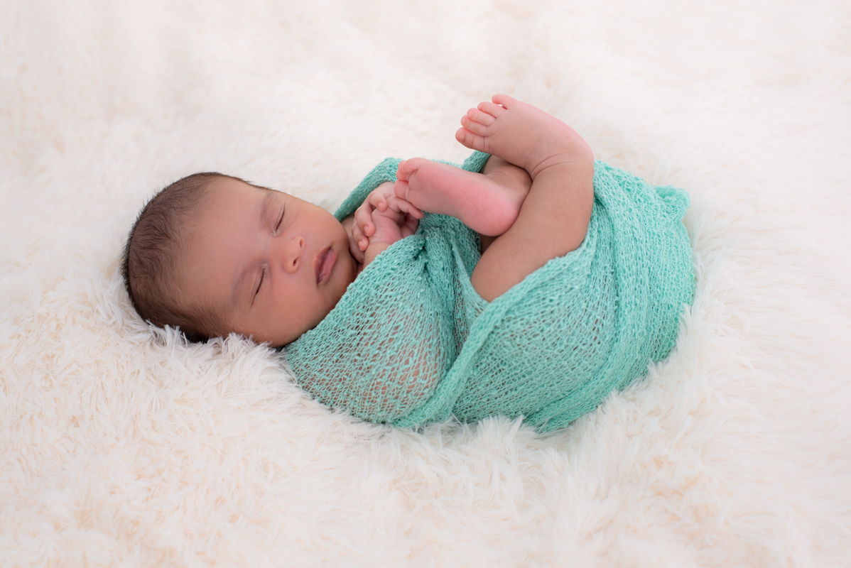 CT newborn photography
baby wrap
photo at home
newborn photographer CT