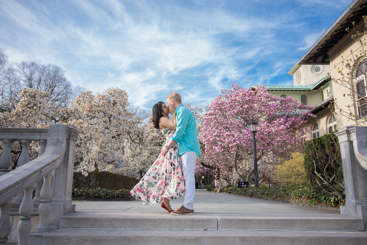 Spring couple photoshoot New York NYC Brooklyn botanical garden cherry blosson