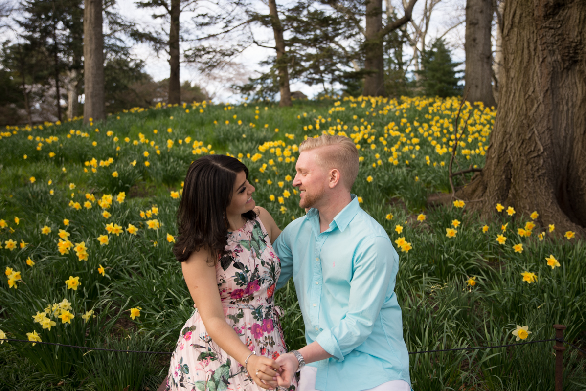Spring couple photoshoot New York NYC Brooklyn botanical garden cherry blosson