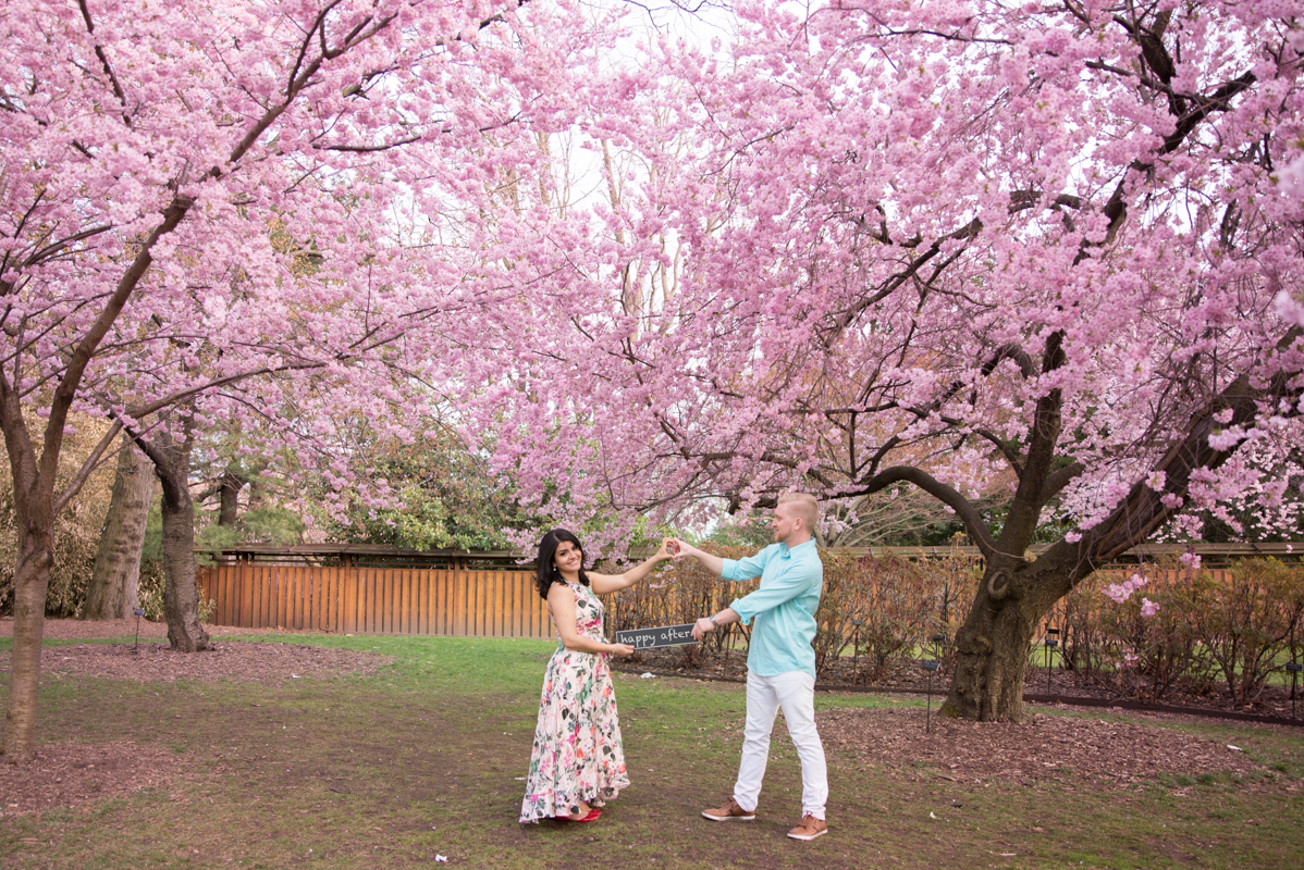 Spring couple photoshoot New York NYC Brooklyn botanical garden cherry blosson