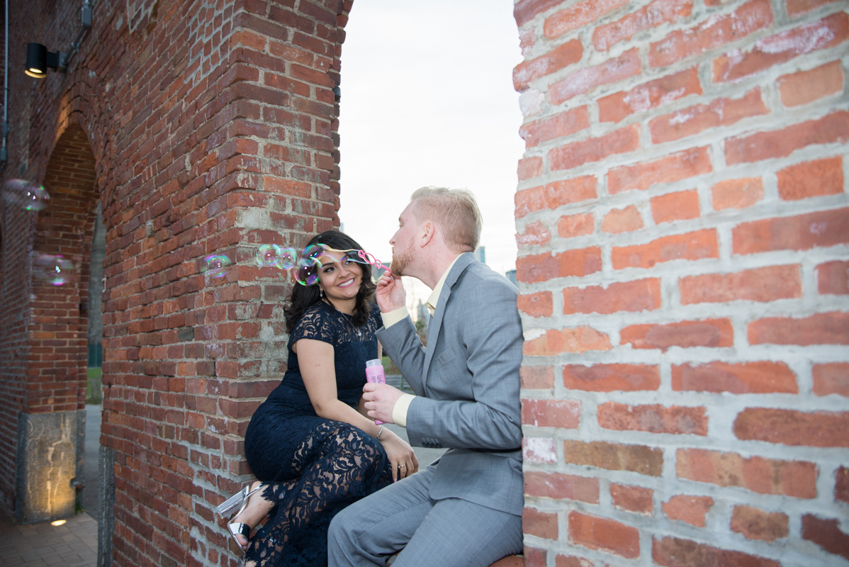 Spring couple photoshoot New York NYC Brooklyn bridge dumbo
