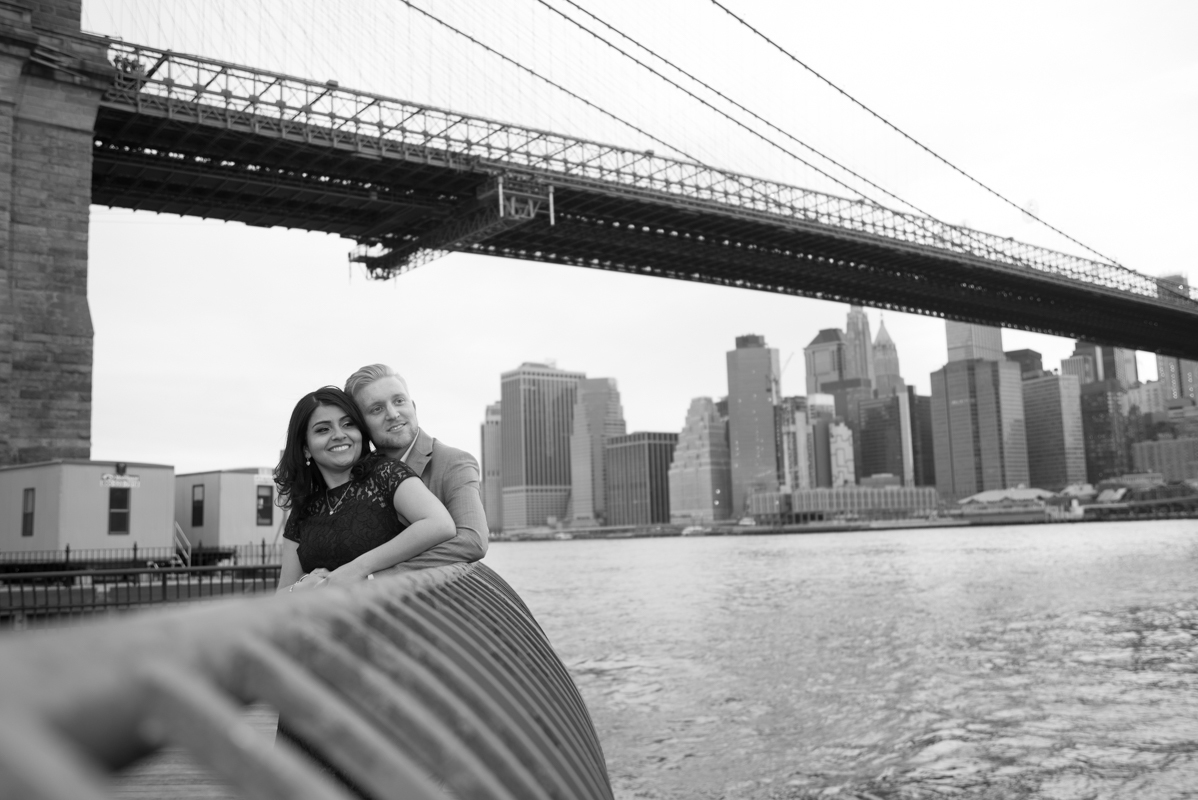 Spring couple photoshoot New York NYC Brooklyn bridge dumboSpring couple photoshoot New York NYC Brooklyn bridge dumbo black white b/w