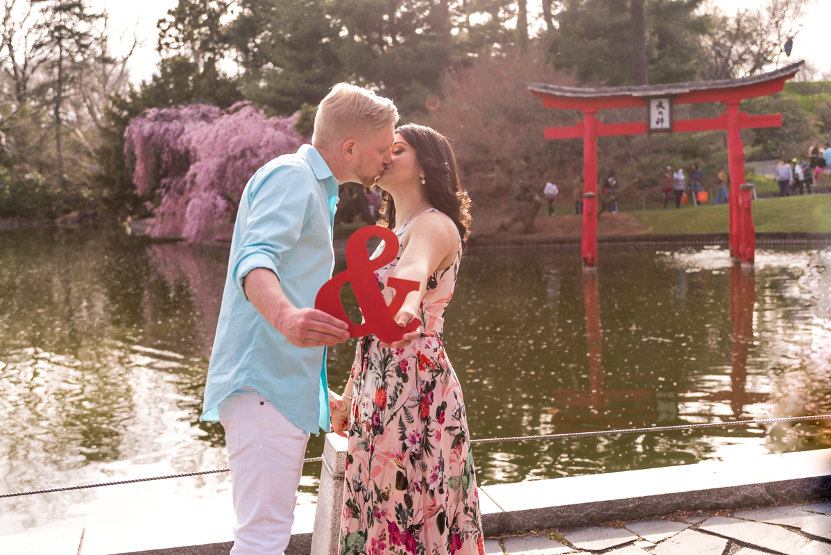 Spring couple photoshoot New York NYC Brooklyn botanical garden