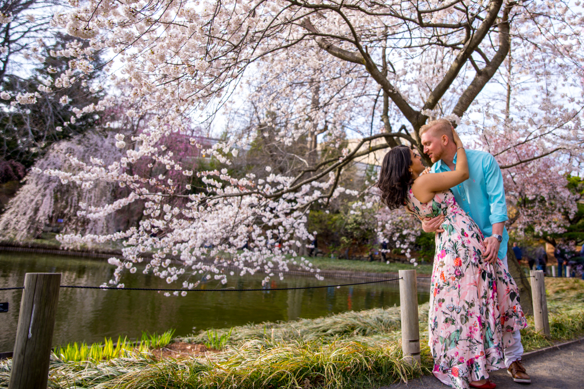 Spring couple photoshoot New York NYC Brooklyn botanical garden