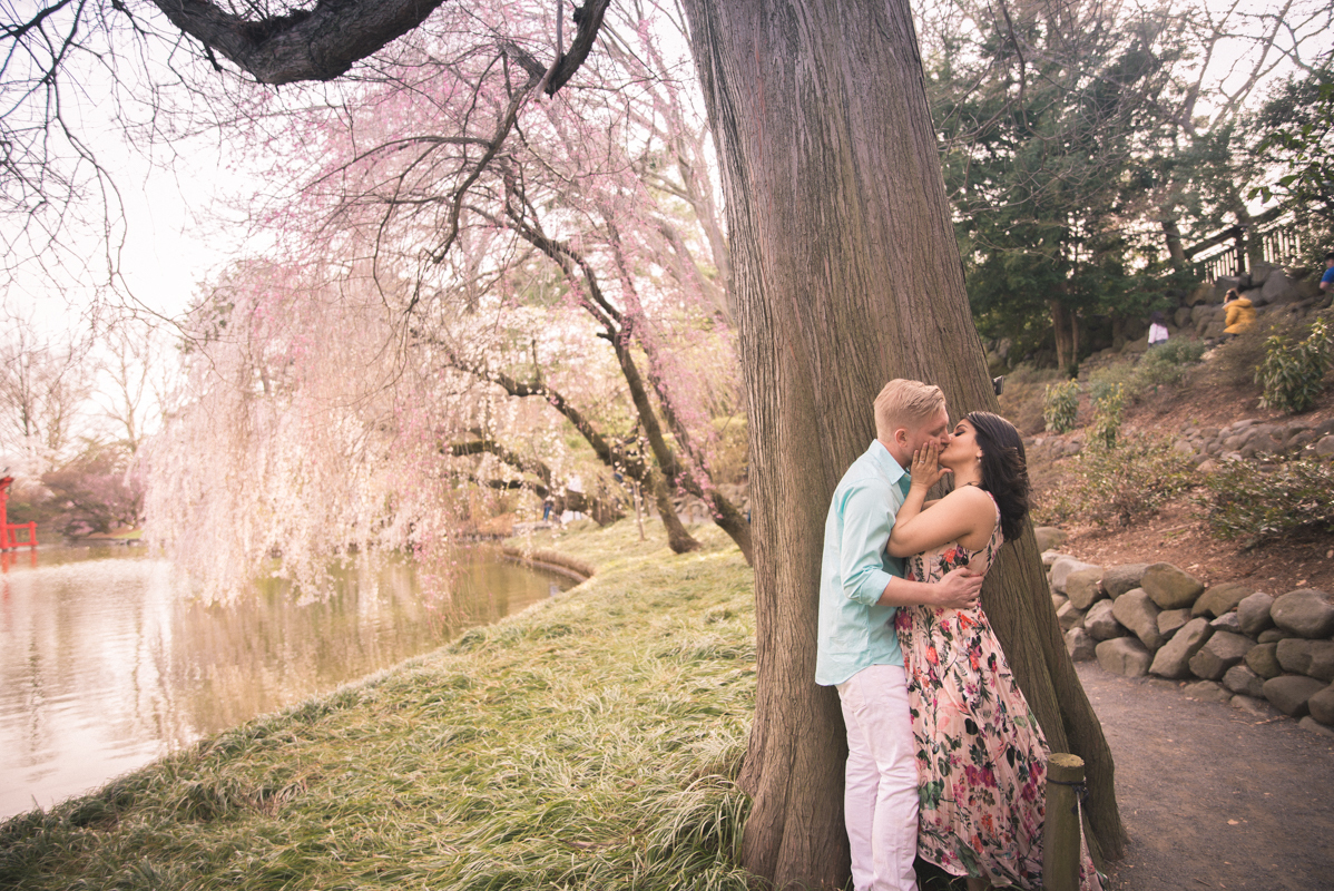 Spring couple photoshoot New York NYC Brooklyn botanical garden cherry blosson