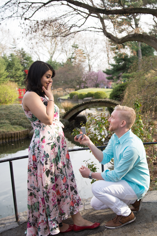 Spring couple photoshoot New York NYC Brooklyn botanical garden cherry blosson