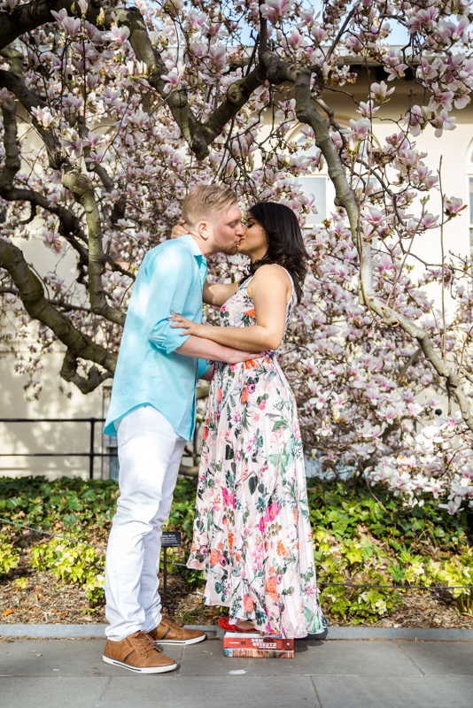 Spring couple photoshoot New York NYC Brooklyn botanical garden cherry blosson
