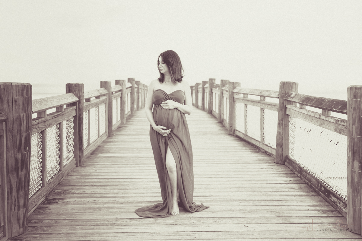 Vanessa Trettel photography Maternity photoshoot CT green dress beach Milford, CT Silver sand state park
black in white