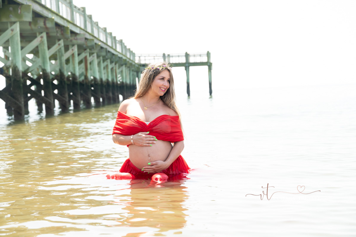 Maternity photography in the beach
red skirt
Milford CT
Vanessa trettel photography
inside water