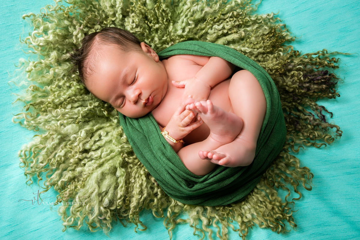 Vanessa Trettel photography 
newborn photoshoot CT 
green backdrop
baby cute