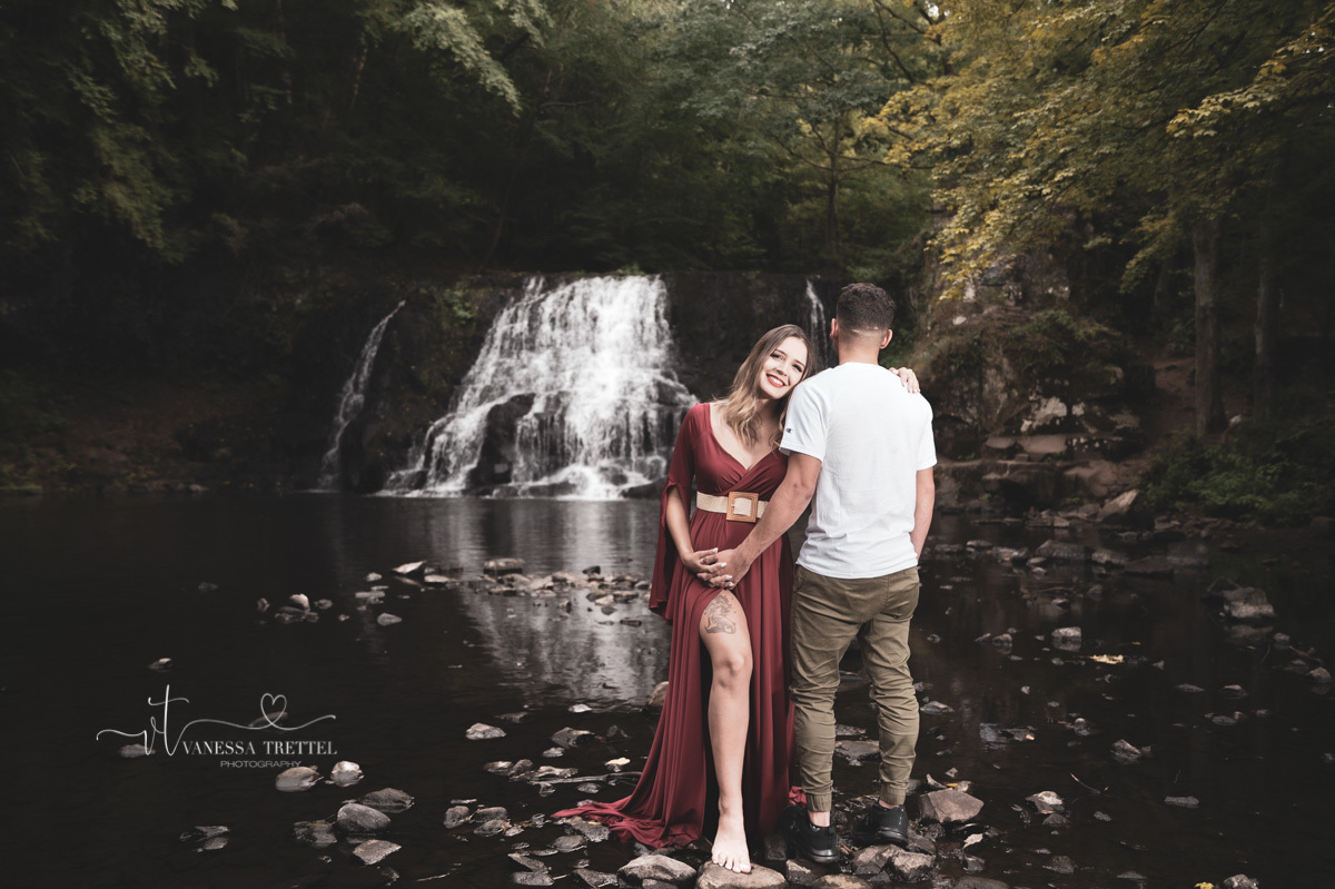 maternity photo
red dress
pregnancy couple photoshoot
waterfall in CT
vanessa trettel photography