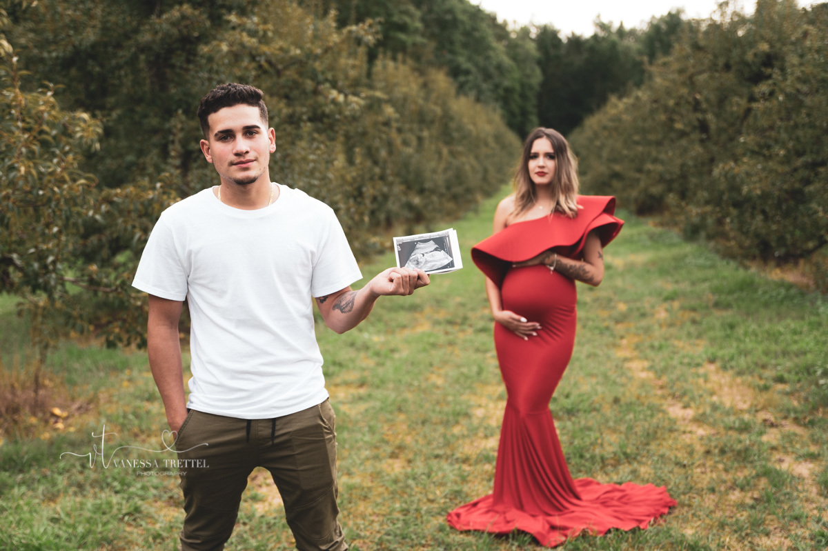 maternity photo
red dress
pregnancy couple photoshoot
apple field in CT
vanessa trettel photography