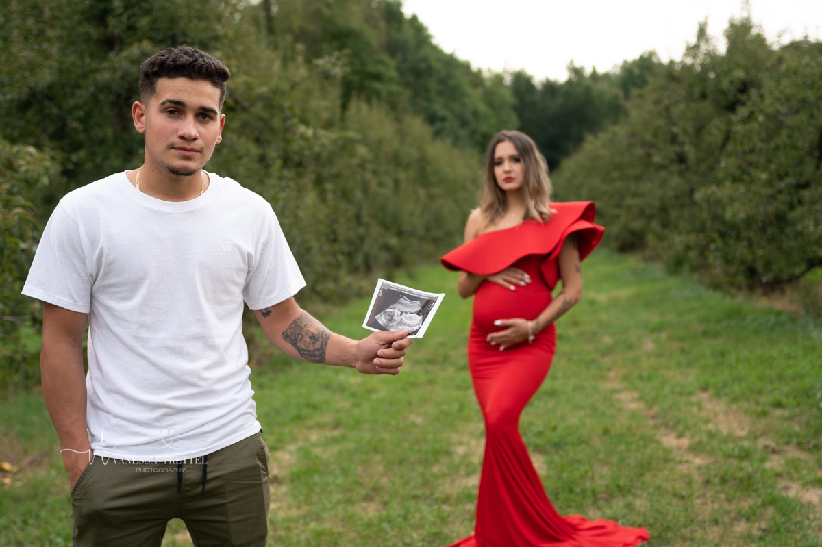 maternity photo
red dress
pregnancy couple photoshoot
apple field in CT
vanessa trettel photography