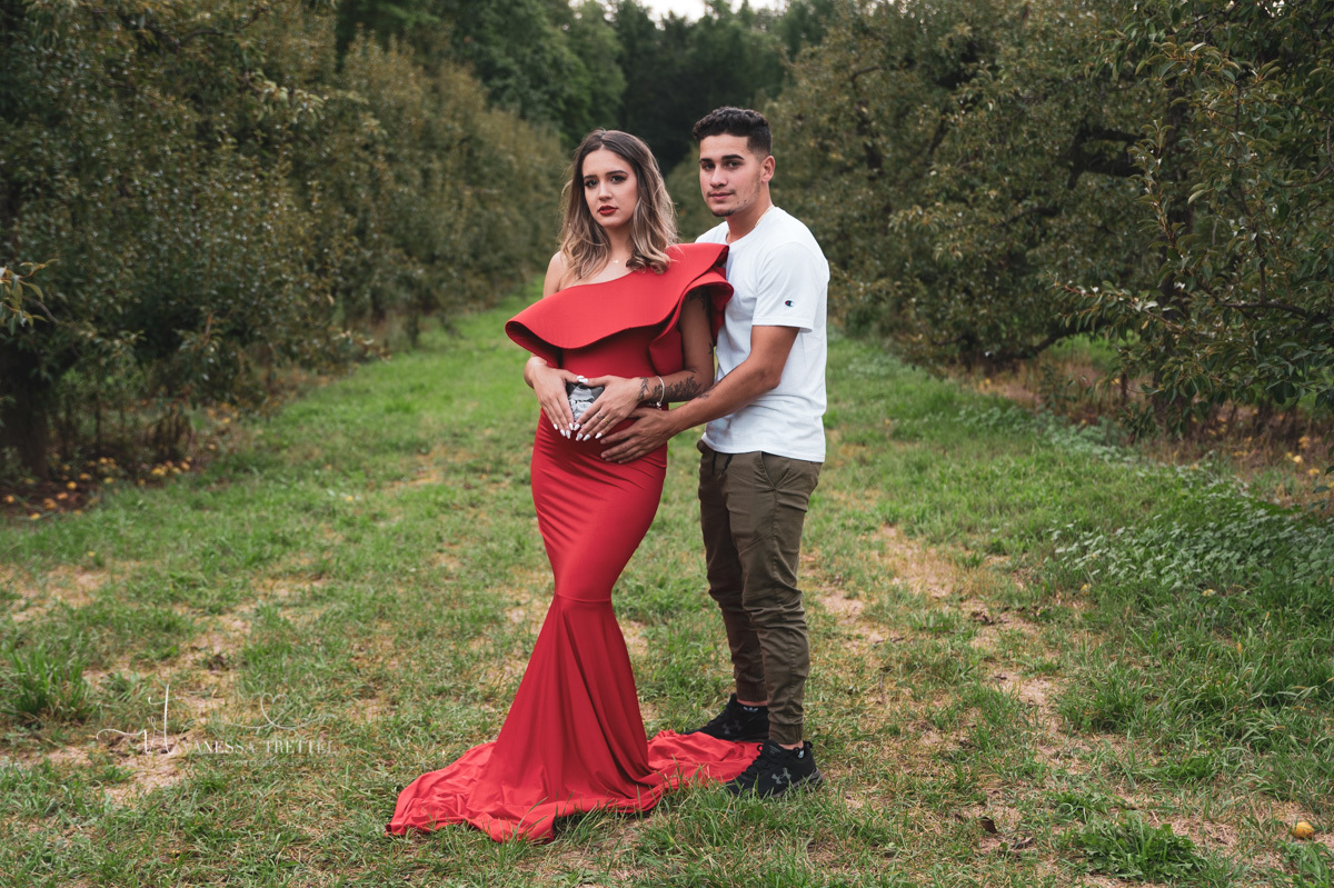 maternity photo
red dress
pregnancy couple photoshoot
apple field in CT
vanessa trettel photography