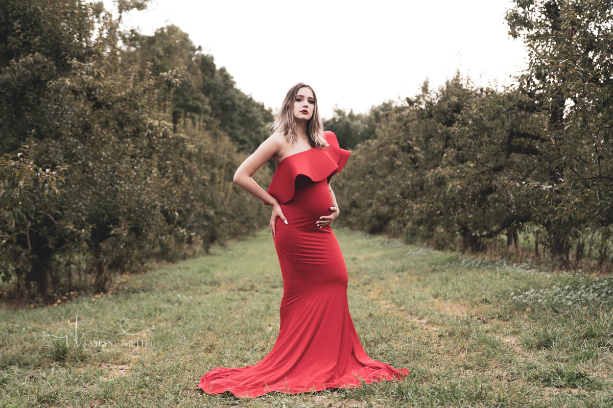 maternity photo
red dress
pregnancy couple photoshoot
apple field in CT
vanessa trettel photography