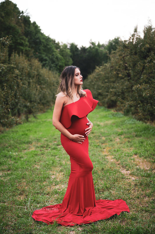 maternity photo
red dress
pregnancy couple photoshoot
apple field in CT
vanessa trettel photography
