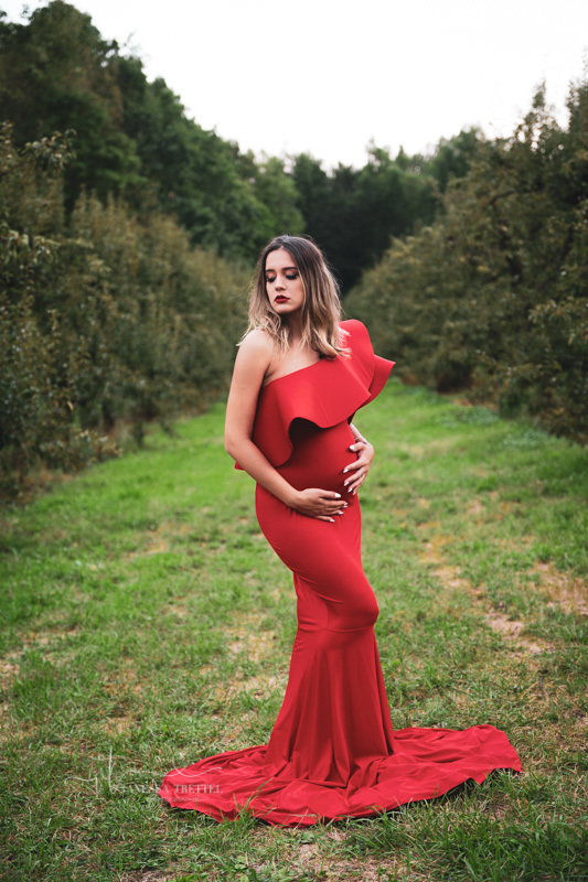maternity photo
red dress
pregnancy couple photoshoot
apple field in CT
vanessa trettel photography