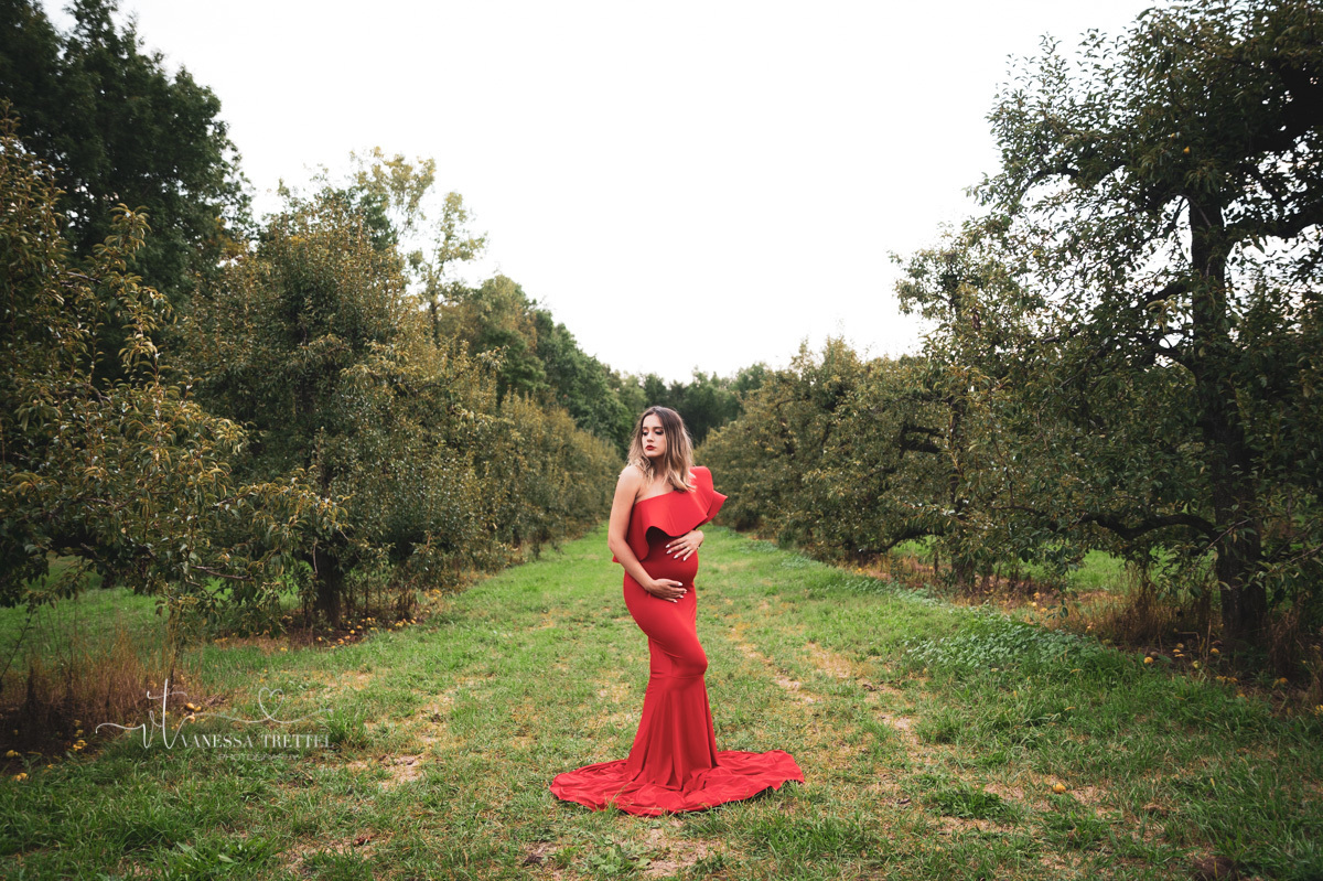 maternity photo
red dress
pregnancy couple photoshoot
apple field in CT
vanessa trettel photography