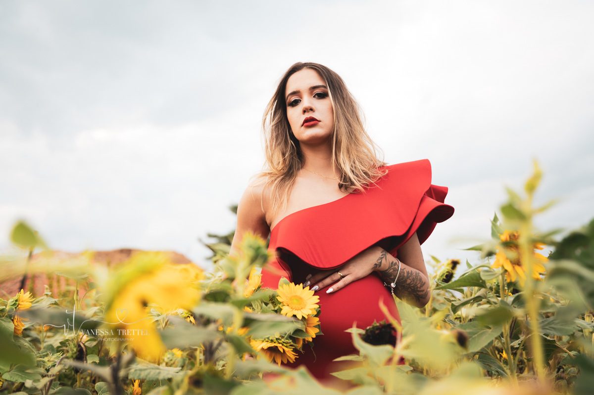 maternity photo
red dress
pregnancy couple photoshoot
sunflower field in CT
vanessa trettel photography
