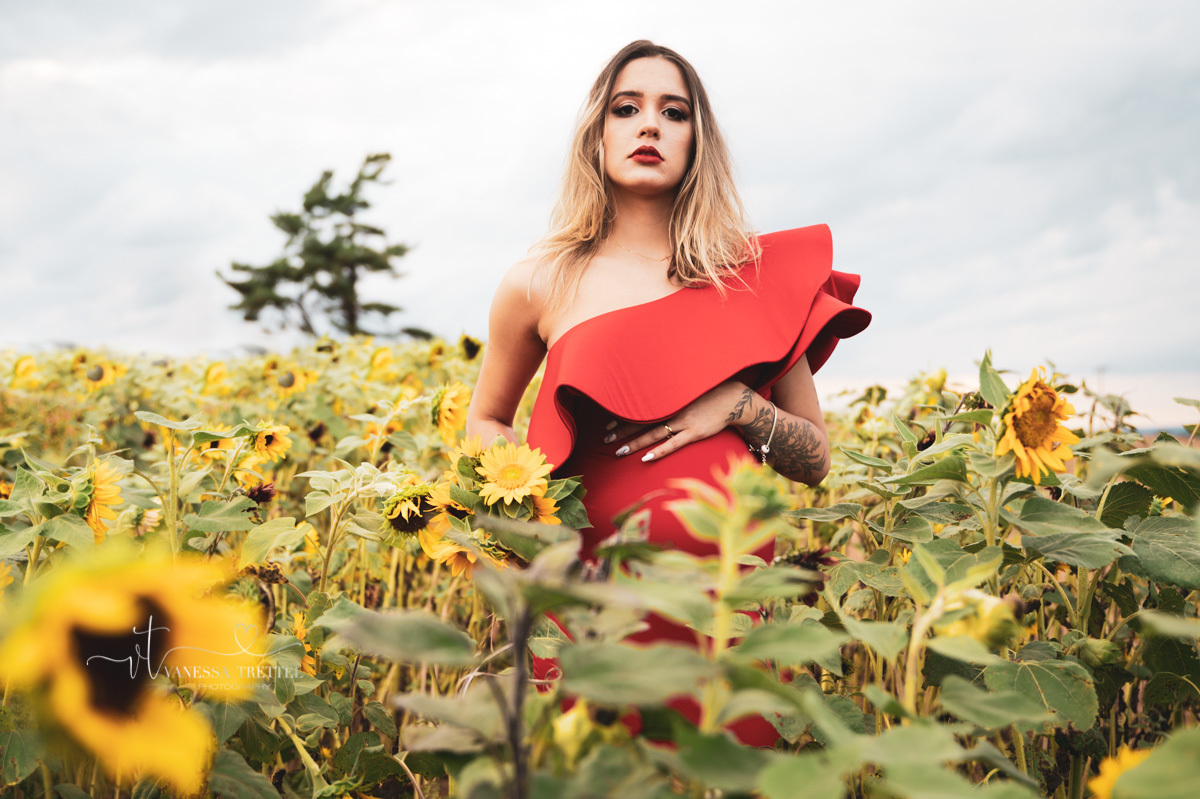 maternity photo
red dress
pregnancy couple photoshoot
sunflower field in CT
vanessa trettel photography
