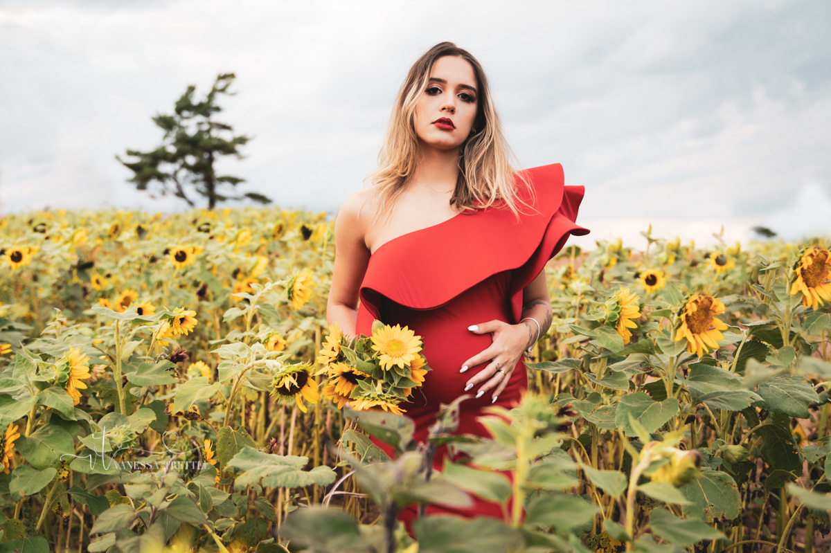 maternity photo
red dress
pregnancy couple photoshoot
sunflower field in CT
vanessa trettel photography