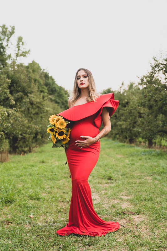 maternity photo
red dress
pregnancy couple photoshoot
sunflower field in CT
vanessa trettel photography