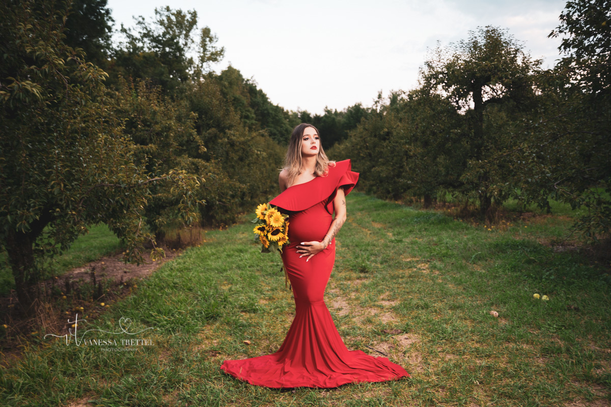 maternity photo
red dress
pregnancy couple photoshoot
sunflower field in CT
vanessa trettel photography