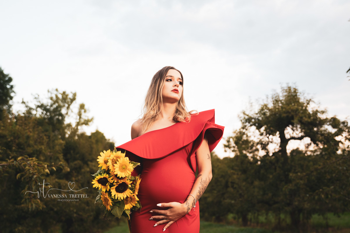 maternity photo
red dress
pregnancy couple photoshoot
sunflower field in CT
vanessa trettel photography