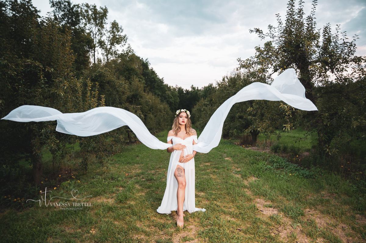 maternity photo
white dress
pregnancy couple photoshoot
sunflower field in CT
vanessa trettel photography