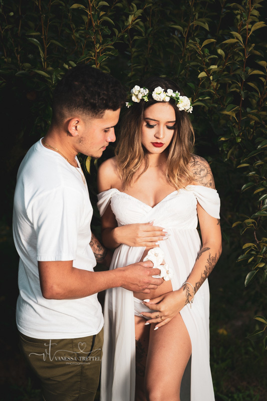 maternity photo
white dress
pregnancy couple photoshoot
sunflower field in CT
vanessa trettel photography