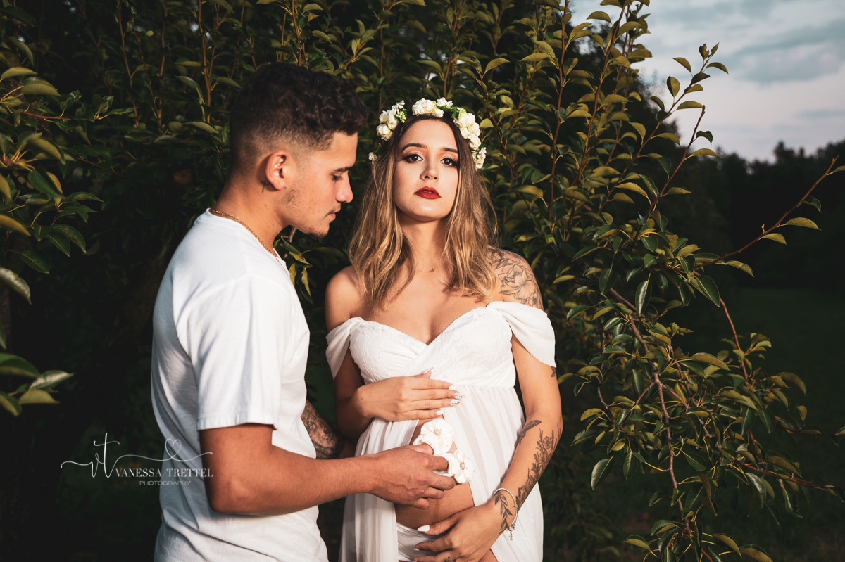 maternity photo
white dress
pregnancy couple photoshoot
sunflower field in CT
vanessa trettel photography