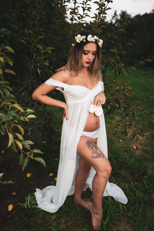 maternity photo
white dress
pregnancy couple photoshoot
sunflower field in CT
vanessa trettel photography