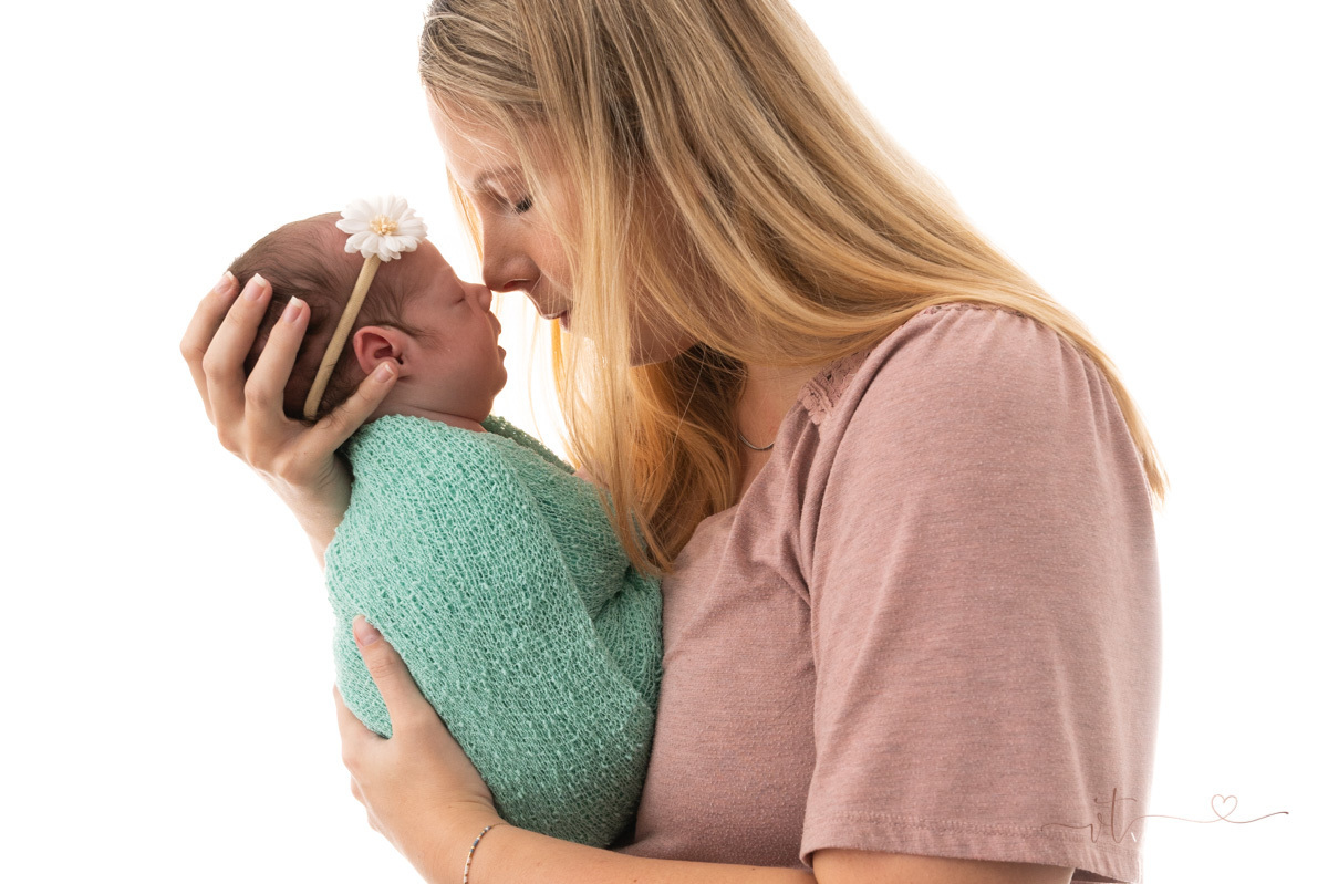newborn photo
withe background girl 
wrap turquoise
mother newborn photoshoot
Vanessa Trettel Photography