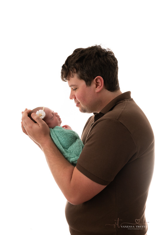 newborn photo
withe background girl 
wrap turquoise
father newborn photoshoot
Vanessa Trettel Photography