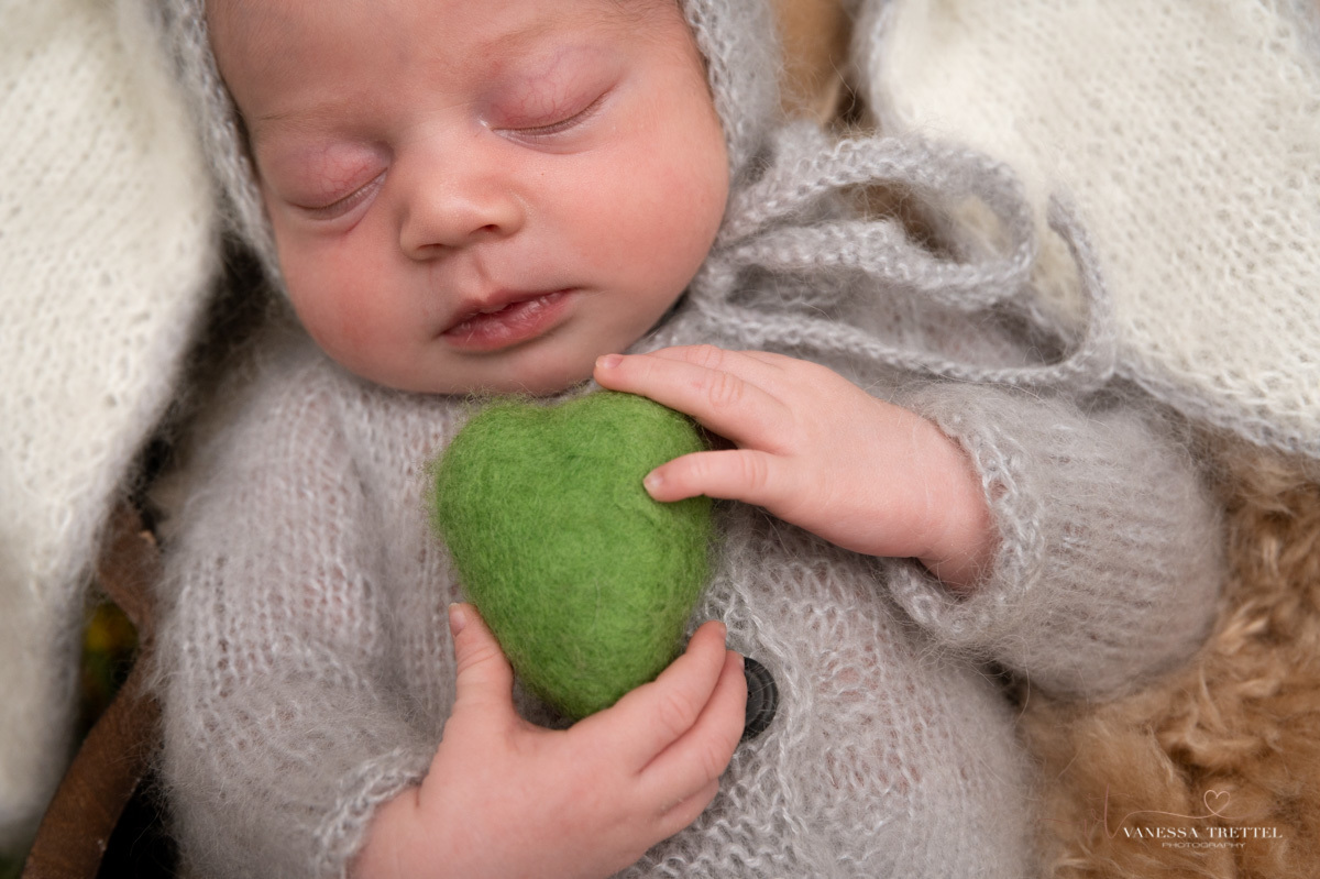 newborn photo
withe background girl 
wrap turquoise
Bunny newborn photoshoot
Vanessa Trettel Photography