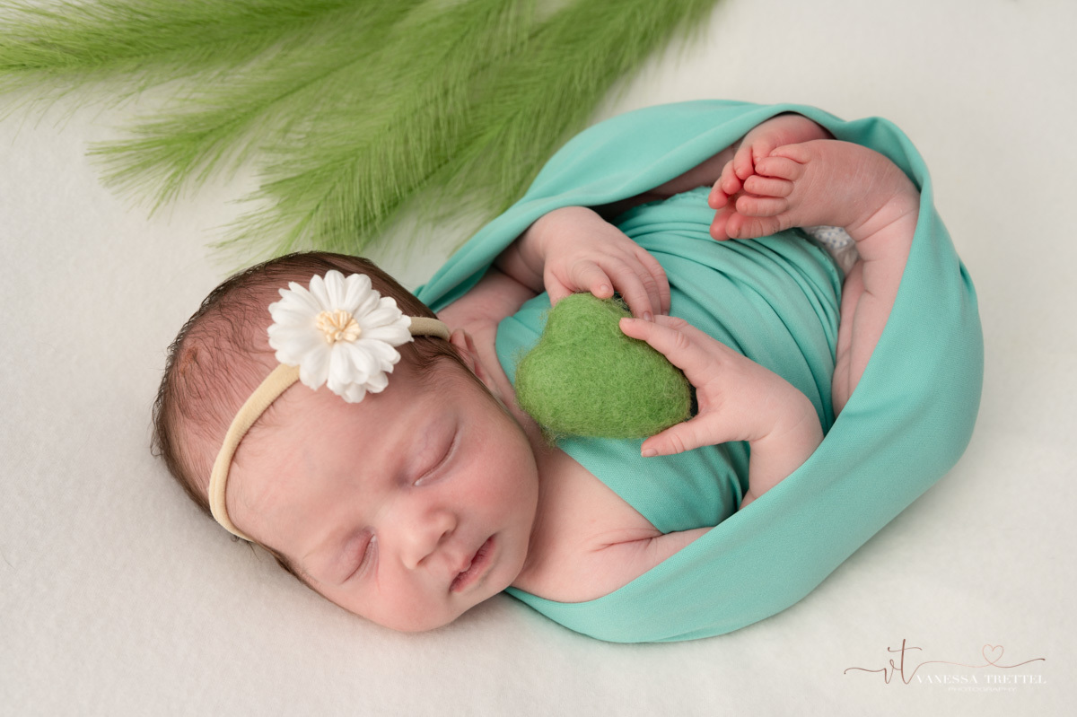 newborn photo
withe background girl 
wrap turquoise
Vanessa Trettel Photography