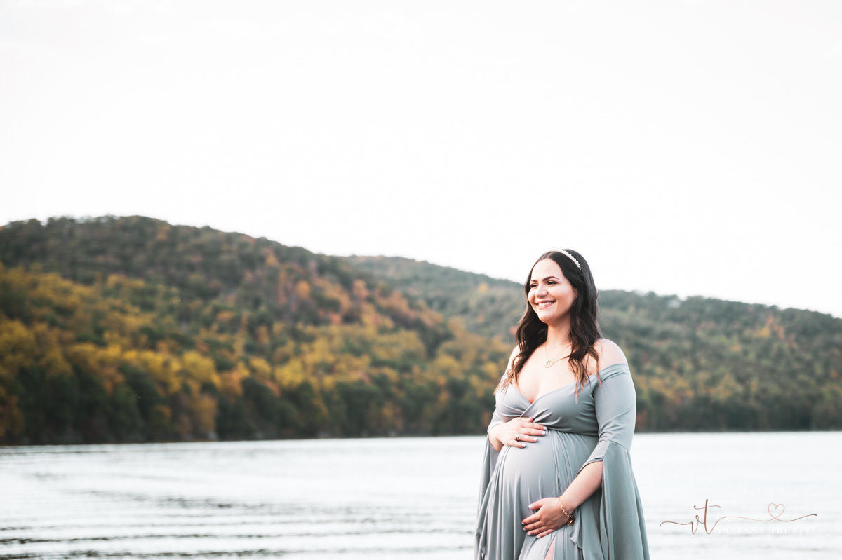 maternity photo
gray dress
pregnancy couple photoshoot
lake park  CT
vanessa trettel photography