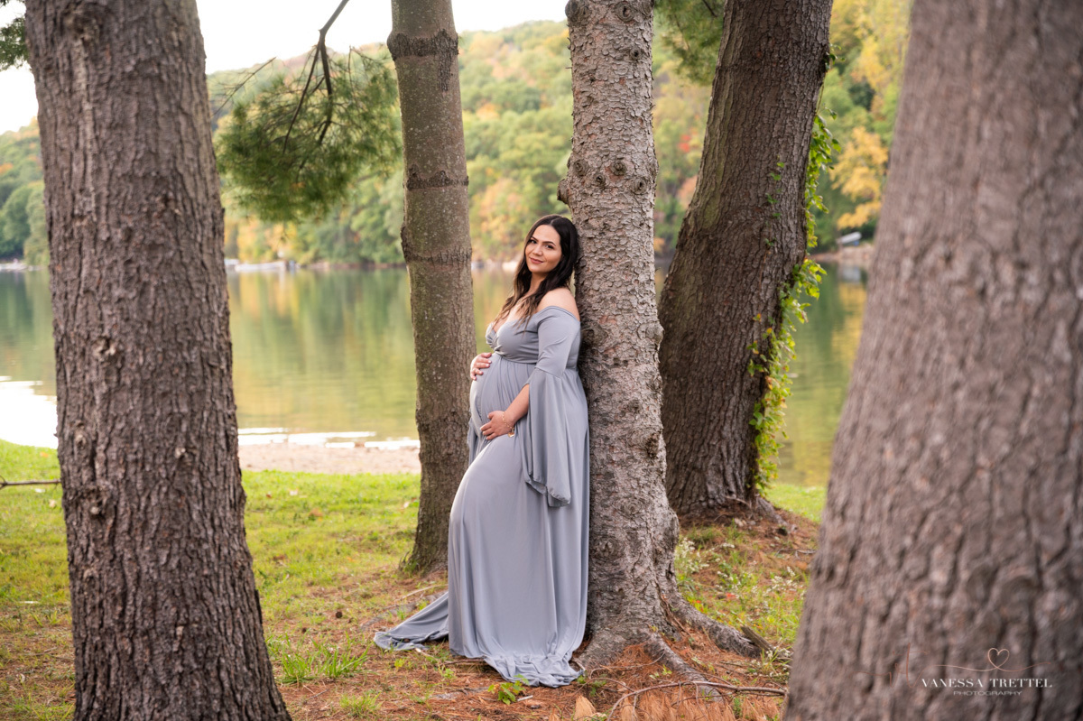 maternity photo
gray dress
pregnancy couple photoshoot
lake park  CT
vanessa trettel photography