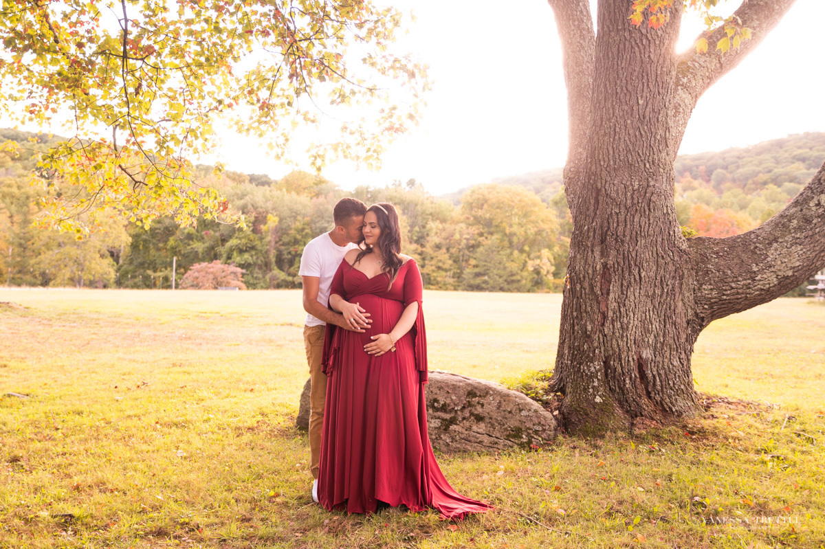 maternity photo
red dress
pregnancy couple photoshoot
apple field in CT
vanessa trettel photography