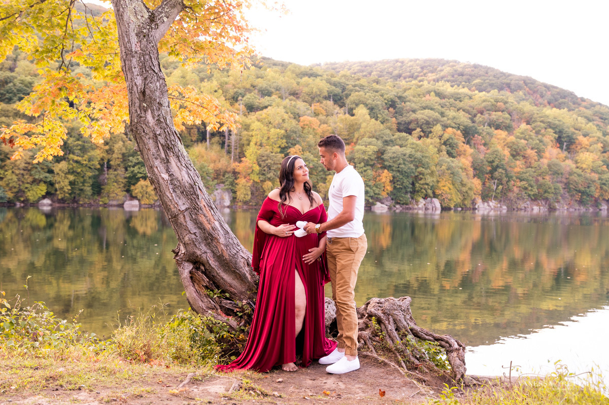 maternity photo
red dress
pregnancy couple photoshoot
lake park  CT
vanessa trettel photography