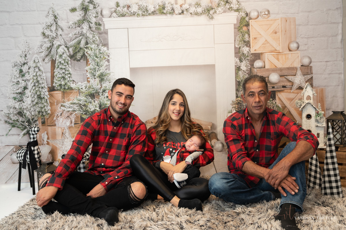 Christmas Studio photography
couple photo
family Christmas photo
Ansonia  CT
Vanessa Trettel Photography