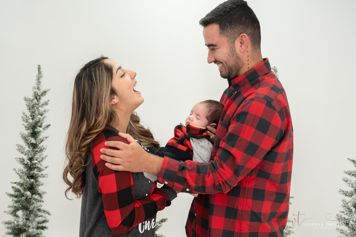 Christmas Studio photography
couple photo
family Christmas photo
Ansonia  CT
Vanessa Trettel Photography