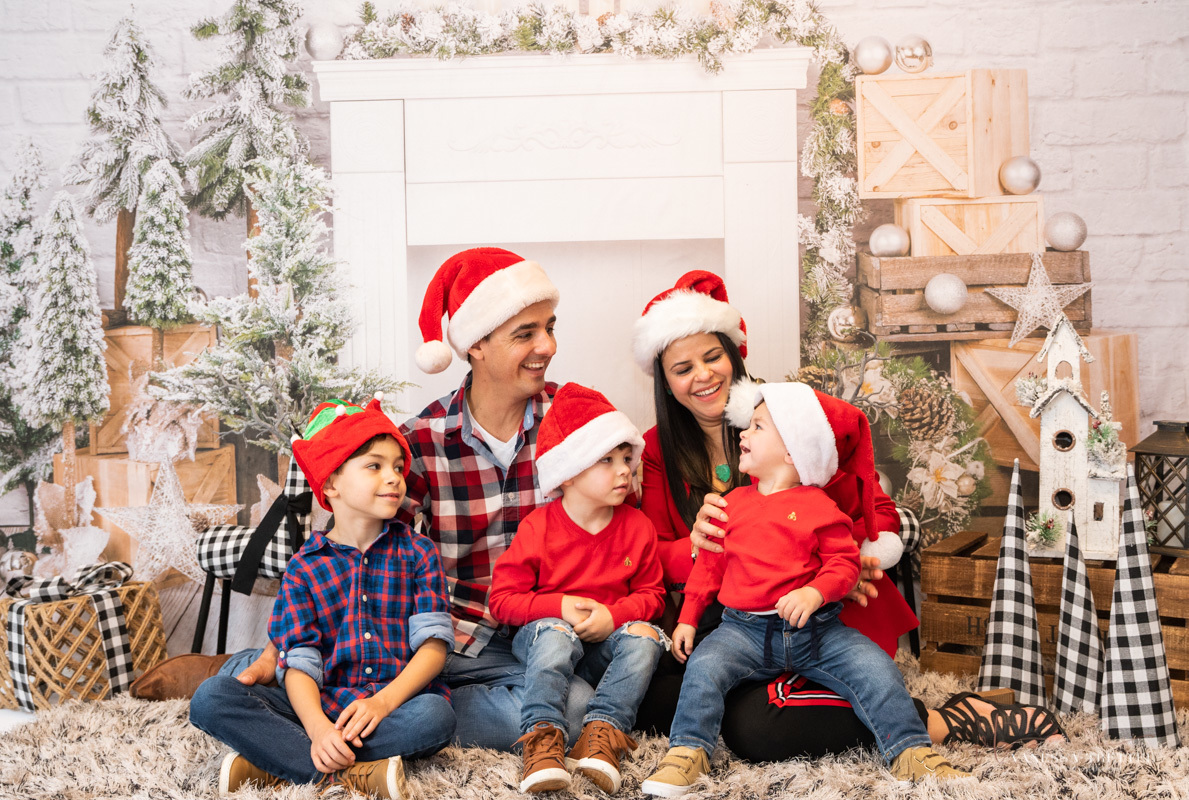 Christmas Studio photography
couple photo
family Christmas photo
Ansonia  CT
Vanessa Trettel Photography