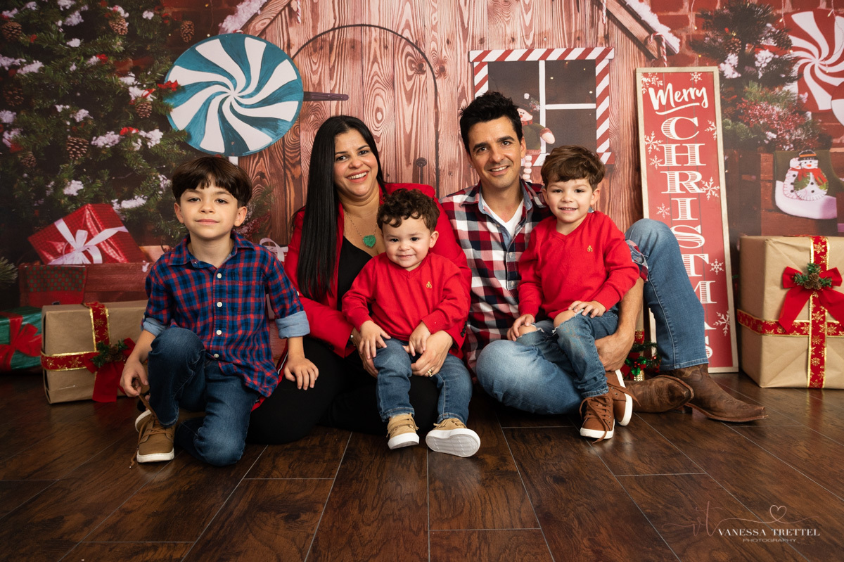 Christmas Studio photography
couple photo
family Christmas photo
Ansonia  CT
Vanessa Trettel Photography