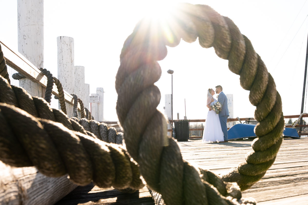wedding photo
first look in the marine 
bouquett 
Vanessa Trettel Photography