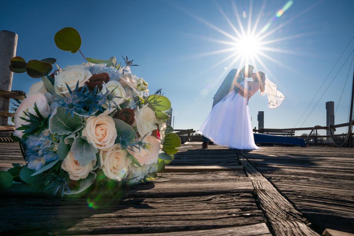 wedding photo
first look in the marine 
bouquett 
Vanessa Trettel Photography