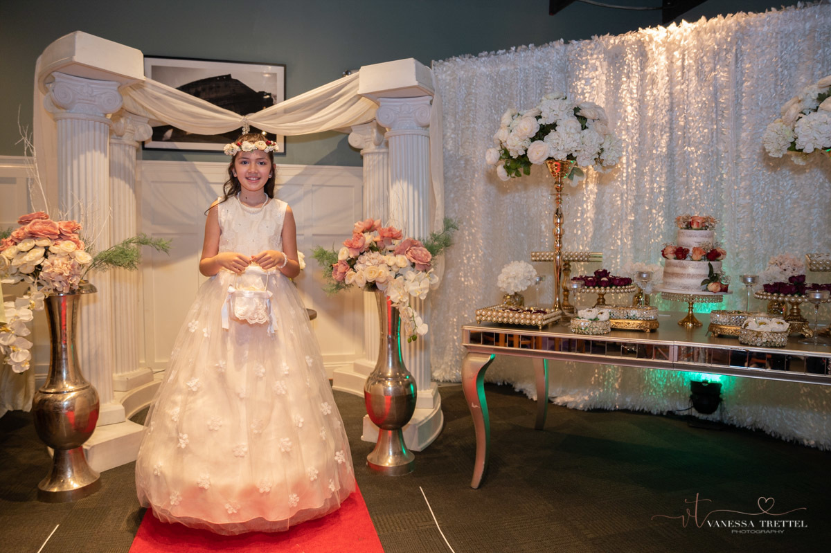 Wedding photographer in CT
wedding in the restaurant
wedding dress
Bridesmaids with red dress
Vanessa Trettel Photography