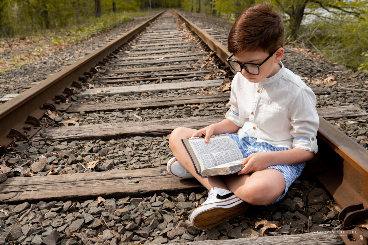 kids photos
family photographer
read a bible
Vanessa Trettel Photography