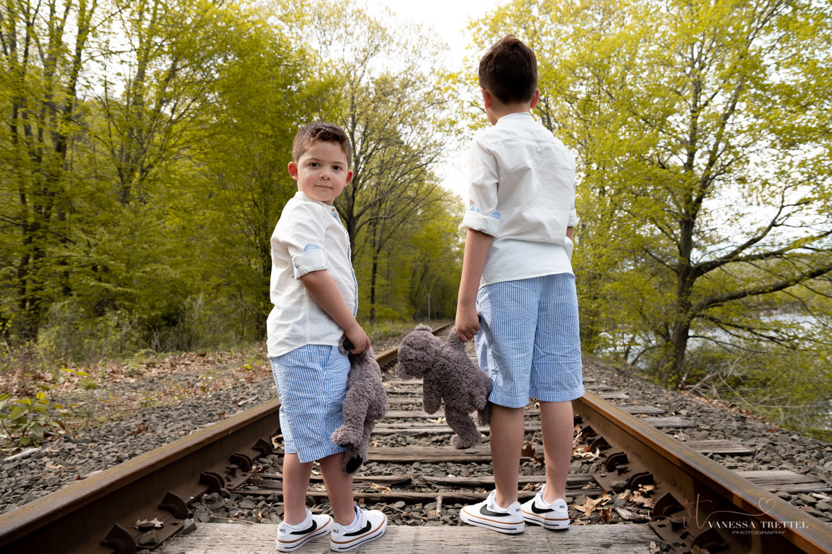 kids photos
family photographer
brother walk in the train trail with bear
Vanessa Trettel Photography